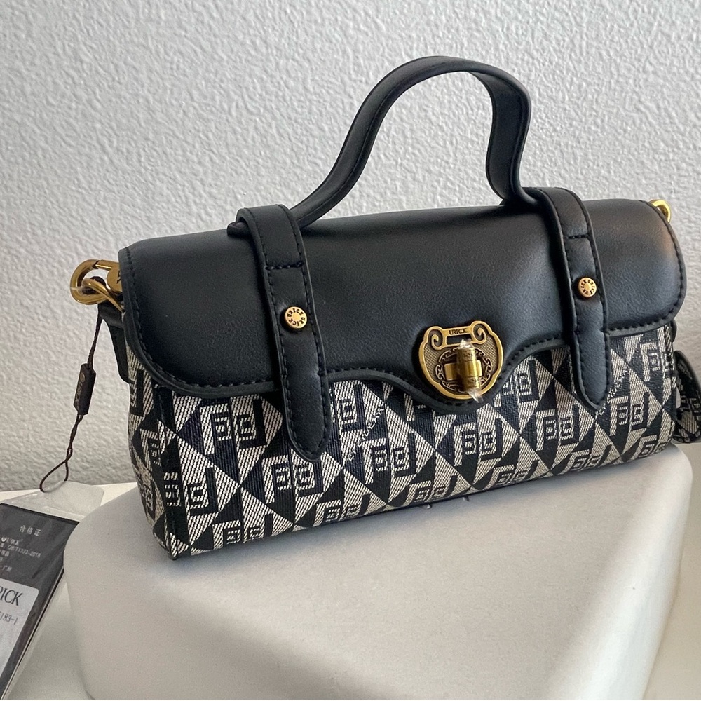 Brand new classic design. Elegant and unique. A ladies must have style of bag.